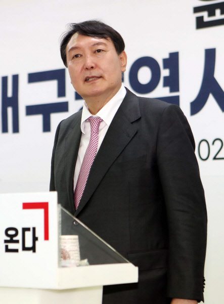 윤석열 전 검찰총장이 지난달 30일 대구시당에서 지역 당원들과 간담회를 하고 있다. 연합뉴스